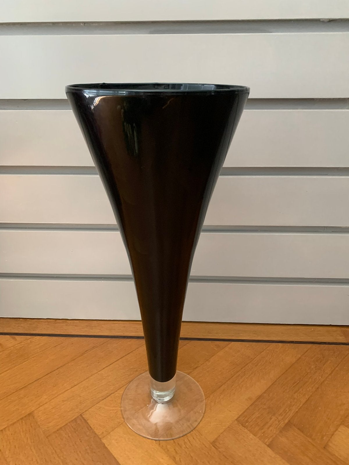 Zwarte Hoge Taps Uitlopende Glazen Vaas 60 cm., Huis en Inrichting, Woonaccessoires | Vazen, Ophalen, Zo goed als nieuw, Zwart
