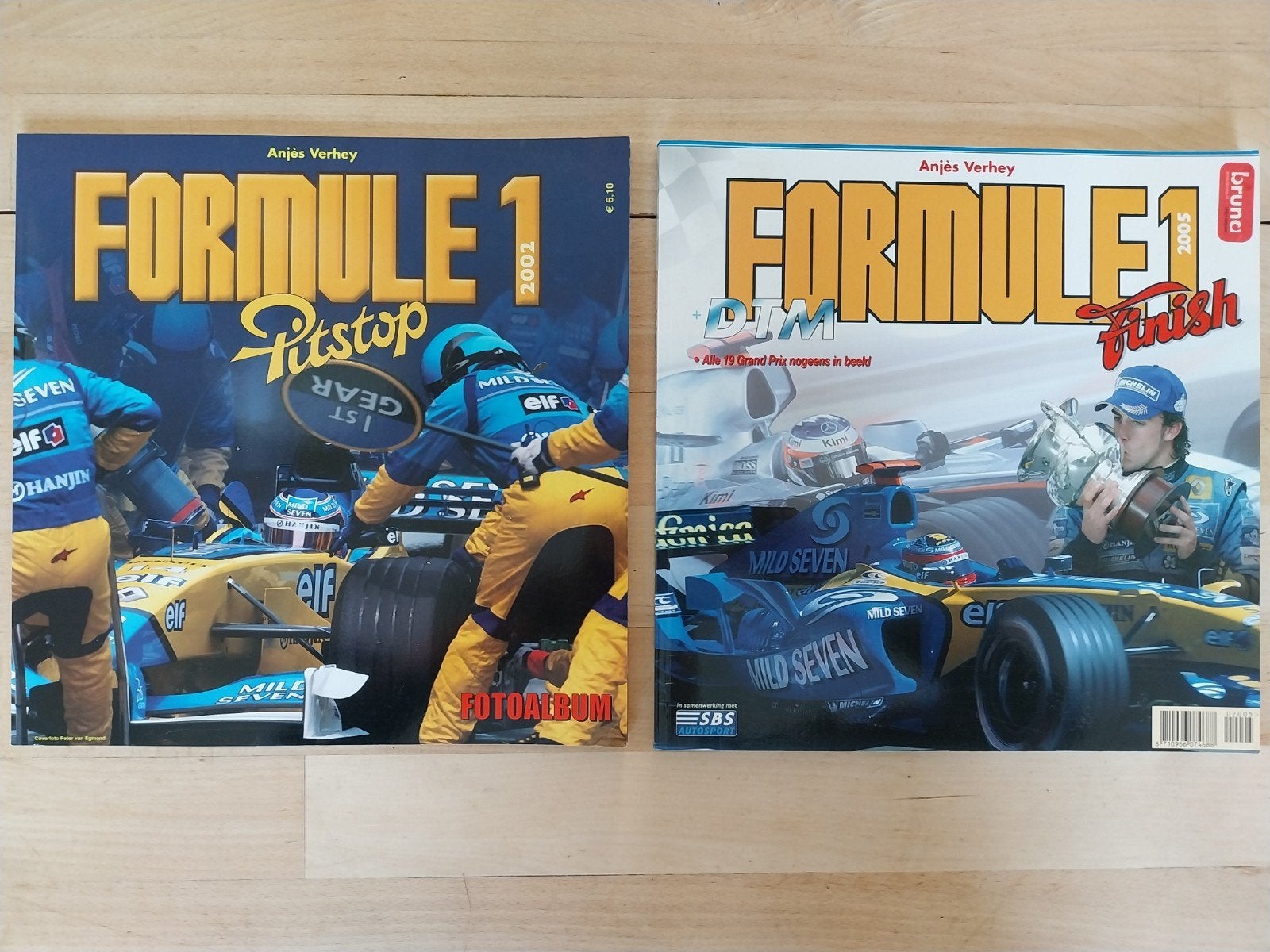 Formule 1 Fotoalbums 2002 & 2005 - Anjes Verhey, Ophalen of Verzenden, Gelezen, Algemeen, Anjes Verhey