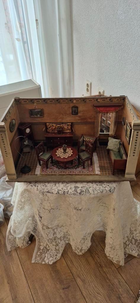 Antiek houten poppenhuis met meubeltjes, Ophalen of Verzenden, Gebruikt, Poppenhuis