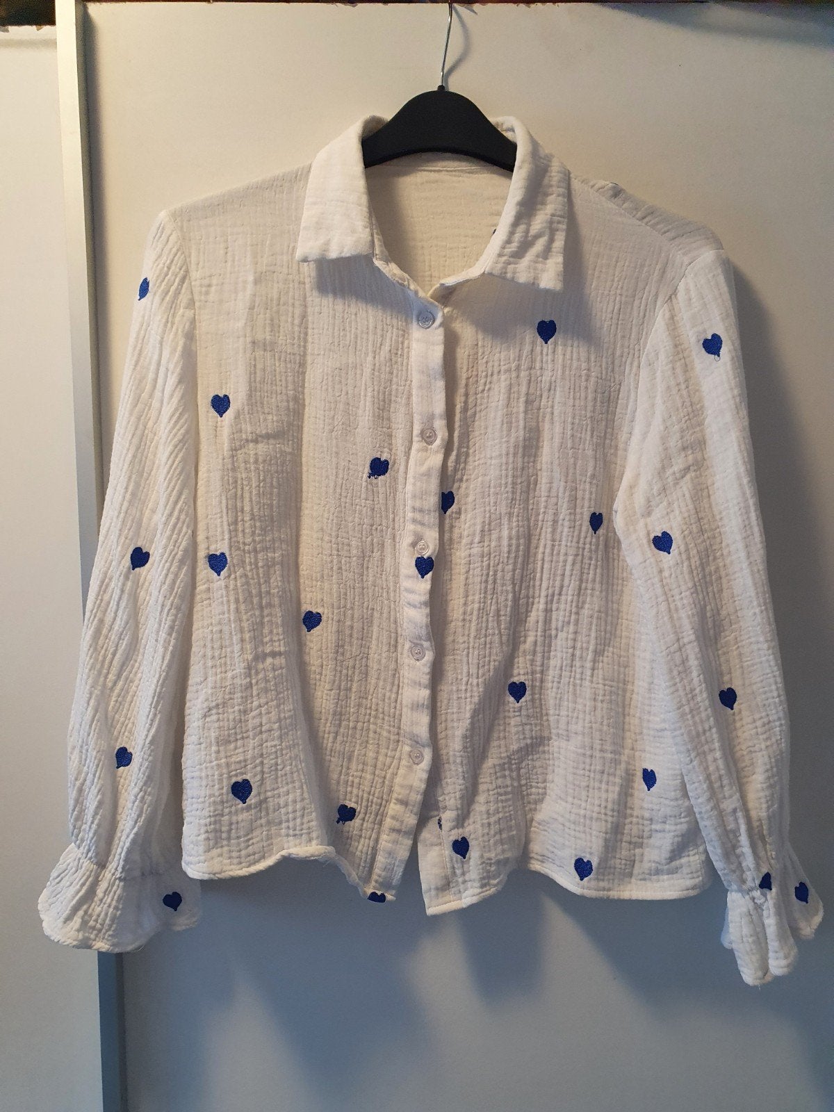 Zgan! mooie witte blouse met blauwe hartjes, 1 maat tm 40!, Kleding | Dames, Verzenden, Zo goed als nieuw, Maat 38/40 (M), Wit