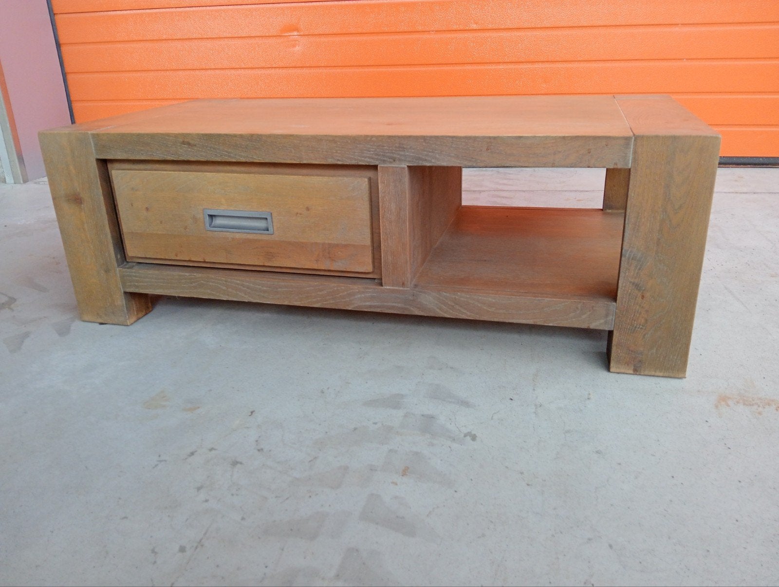 Robuuste houten salontafel met lade en opbergvak, Huis en Inrichting, Tafels | Salontafels, Gebruikt, 100 tot 150 cm, Rechthoekig