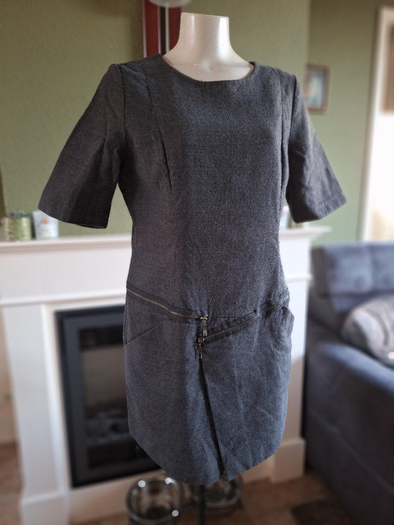 Caroline Biss korte warme grijze jurk mt 44 met ritsjes, Kleding | Dames, Jurken, Verzenden, Maat 42/44 (L), Grijs, Gedragen
