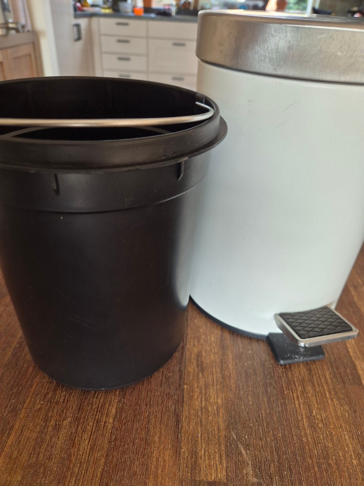 Kleine pedaalemmer voor toilet - Wit met RVS deksel, Gebruikt, Met pedaal, Ophalen of Verzenden, Minder dan 10 liter