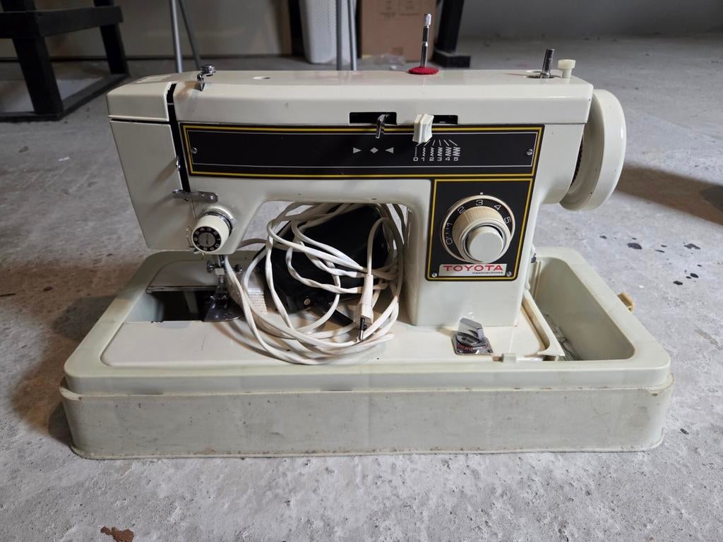 Toyota naaimachine met beschermkap, Ophalen