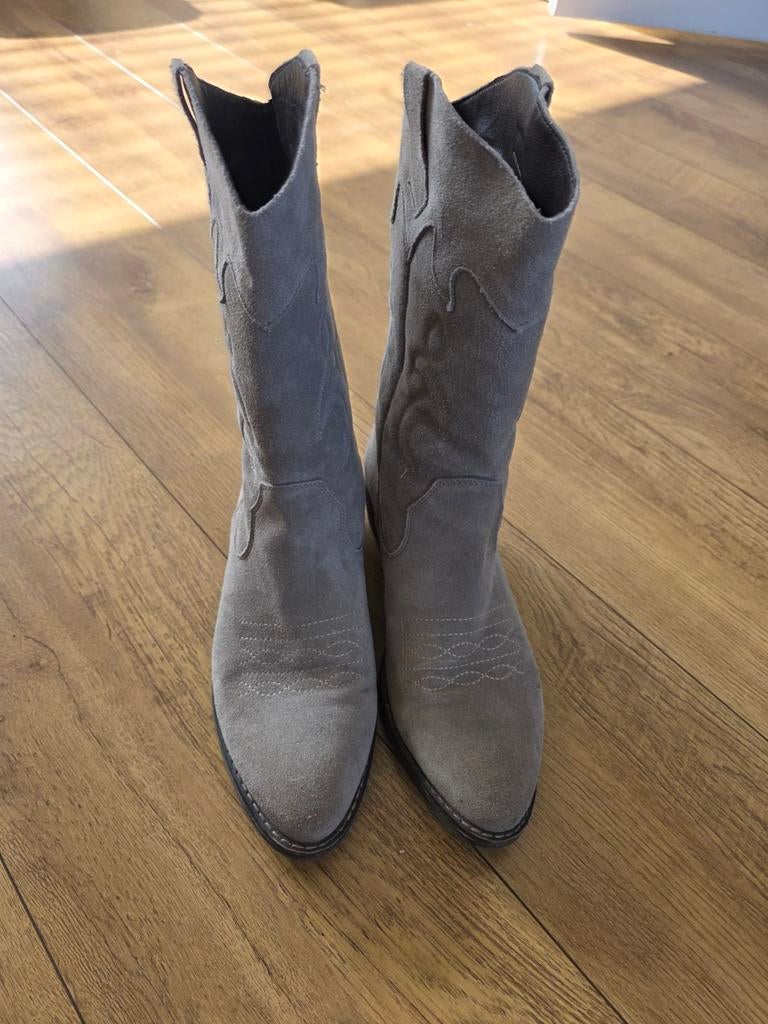 Grijze suède cowboylaarzen, Kleding | Dames, Schoenen, Lage of Enkellaarzen, Ophalen of Verzenden, Onbekend, Grijs