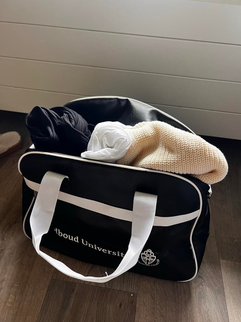 Kledingpakket inclusief sporttas maat M: Esprit, Cider, etc, Ophalen of Verzenden, Zo goed als nieuw