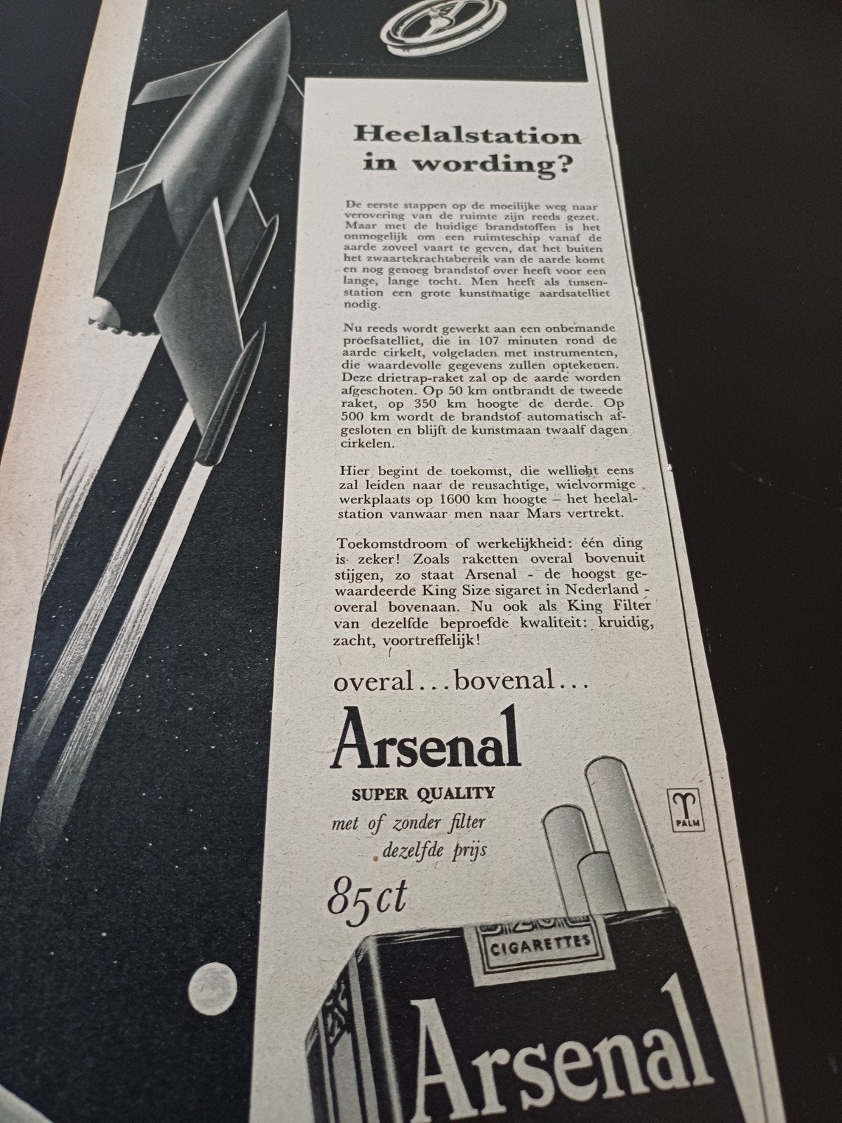 advertentie van Arsenal sigaretten heelalstation 1956, Ophalen of Verzenden, Zo goed als nieuw, Sigarenbandjes