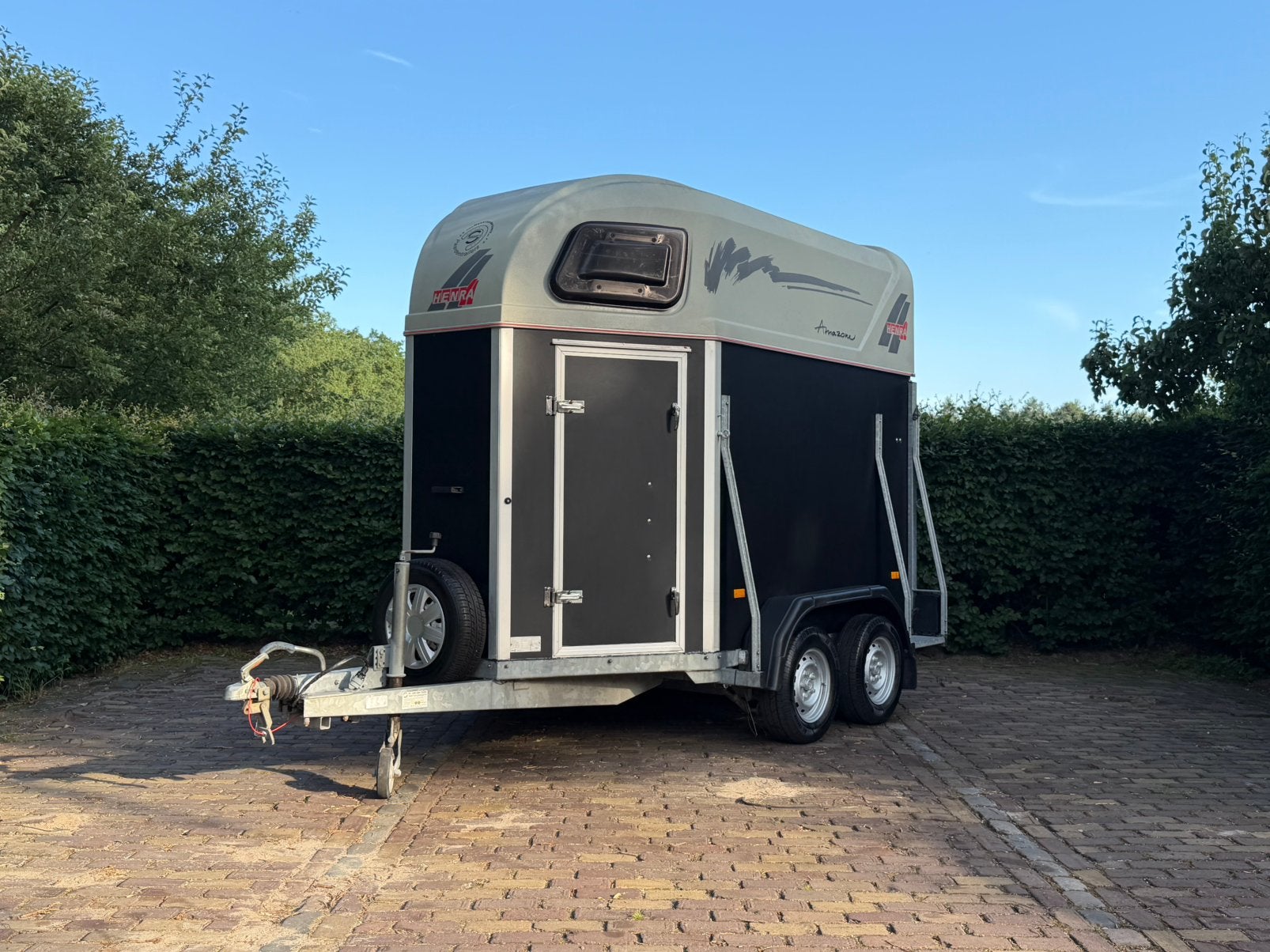 Nieuwstaat 2 paards henra met zadelkast en aluminium vloer, Ophalen, Aluminium, Zo goed als nieuw, 2-paards trailer