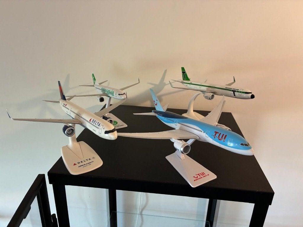 4 schaal vliegtuigen Tui, Transavia en Delta vliegtuigen, Ophalen, Zo goed als nieuw, Schaalmodel