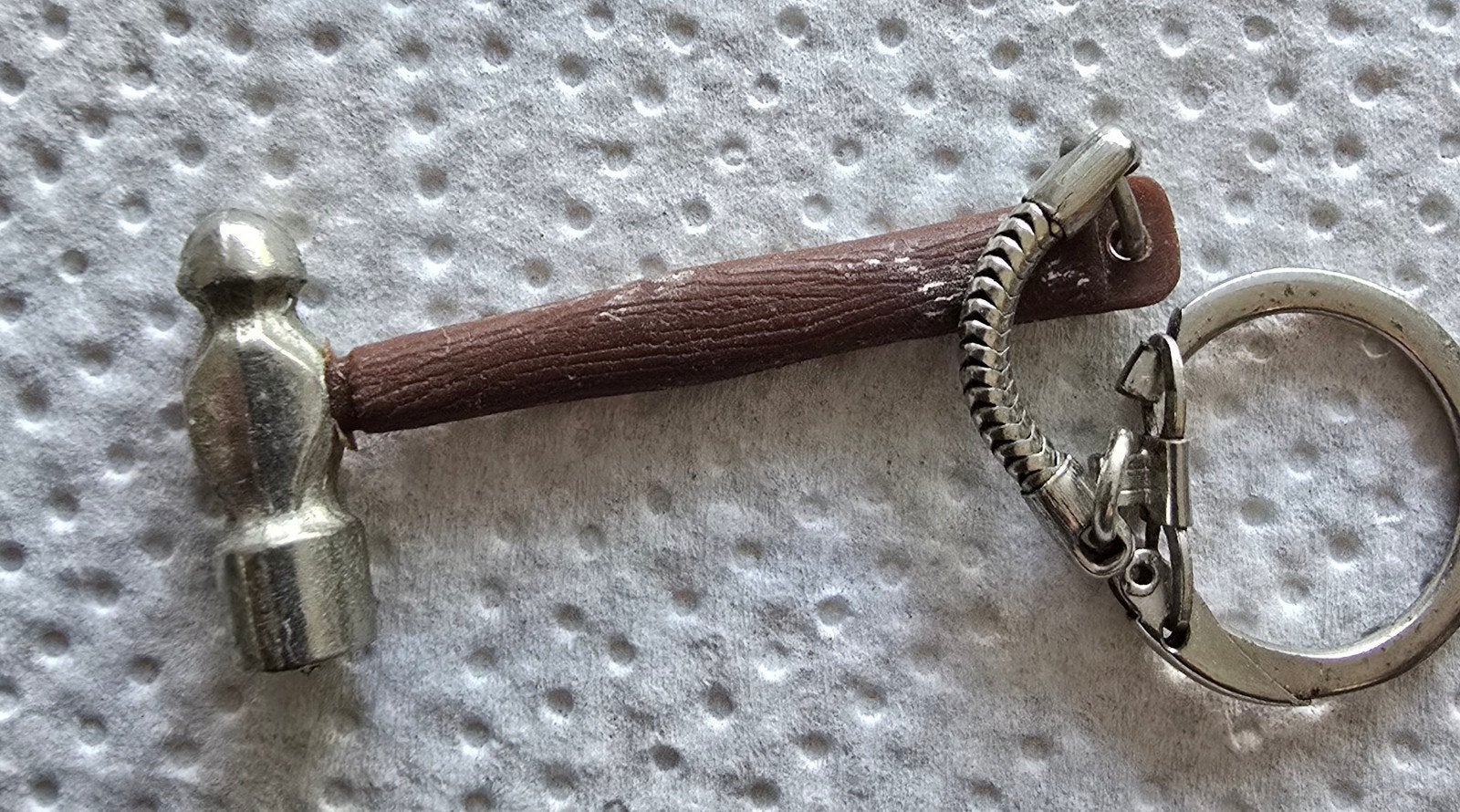 Sleutelhanger met miniatuur hamer, Ophalen of Verzenden, Gebruikt, Overige typen