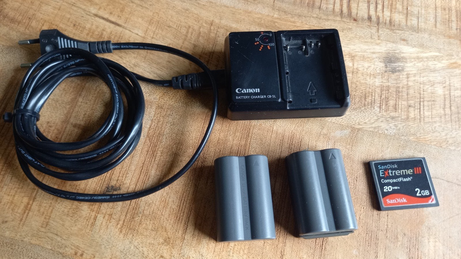 Canon CB-5L Batterijlader met 2 accu's en 2GB CF-kaart, Ophalen of Verzenden, Gebruikt