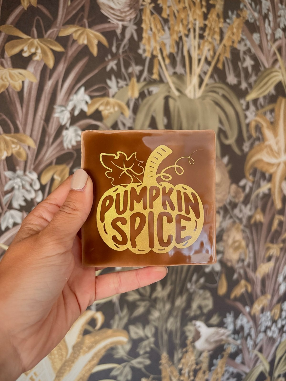 Handgemaakte Herfst Wandtegel - Pumpkin Spice, Huis en Inrichting, Printanddesignbycorinda@outlook.com, Katwijk, Nieuw, Steen/keramiek