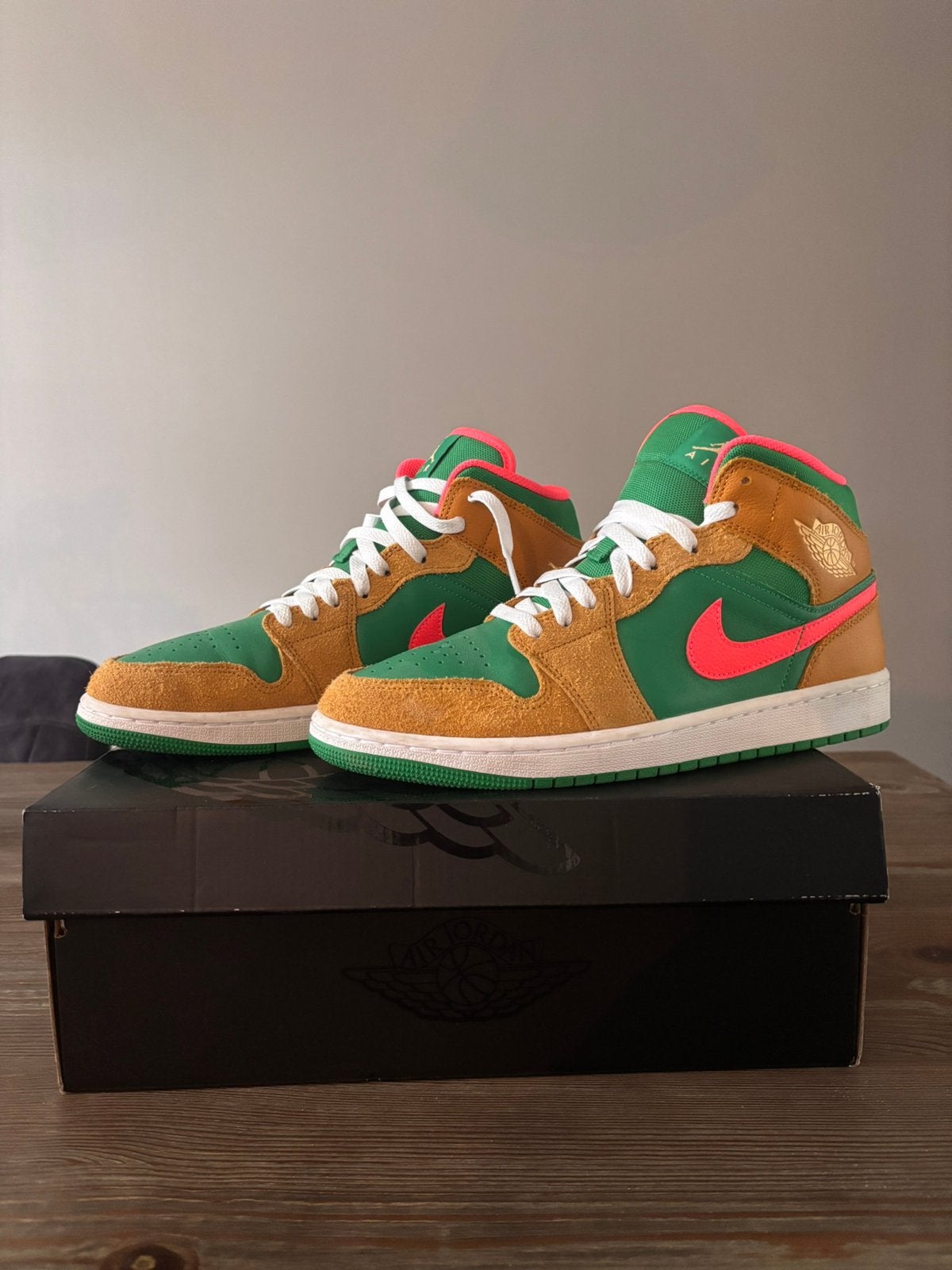 Jordan 1 Mid SE Wheat Watermelon, Overige kleuren, Ophalen of Verzenden, Sneakers of Gympen, Zo goed als nieuw