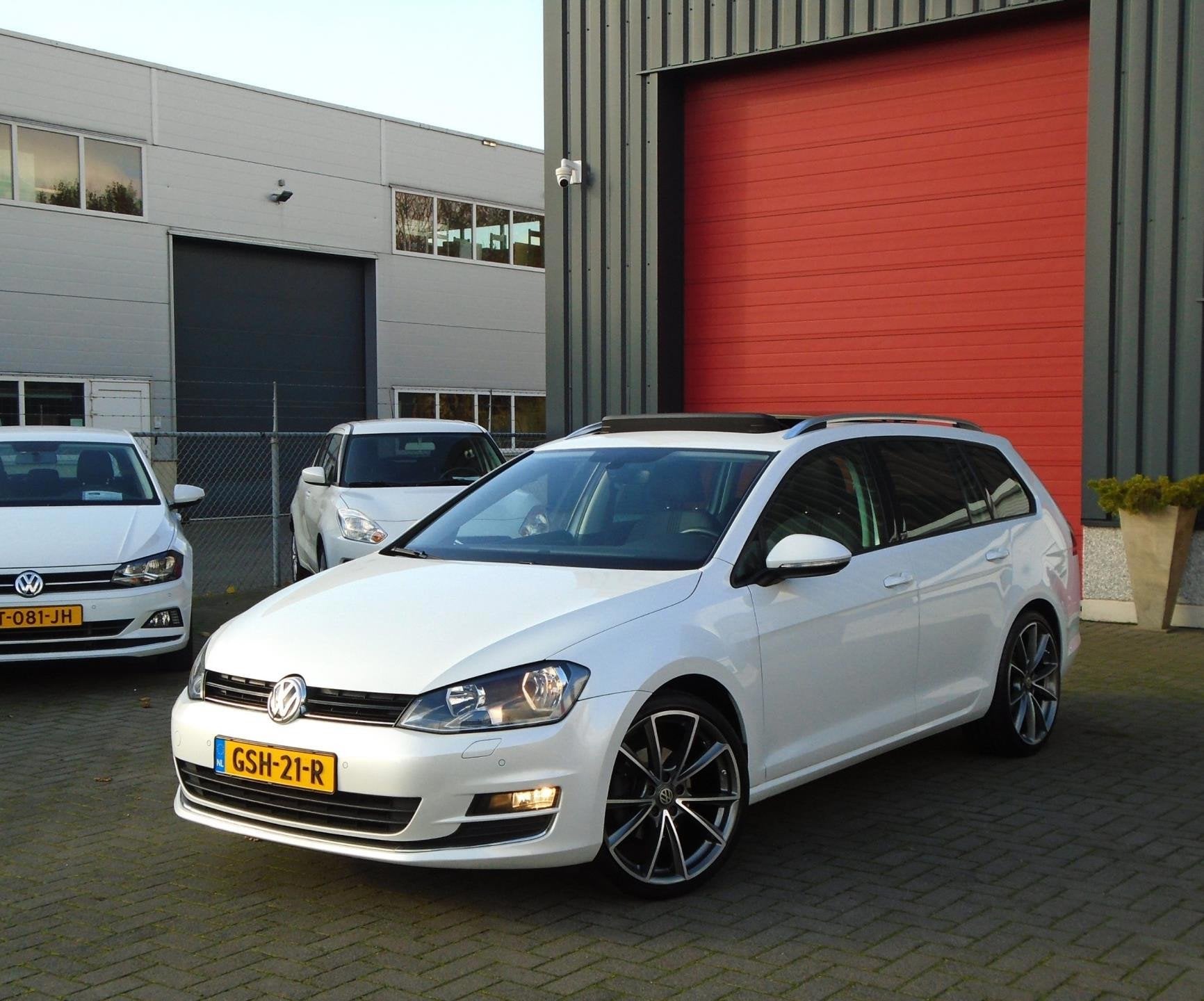Volkswagen Golf Aut,Pano-Dak,LM-V 19", Auto's, Gebruikt, 4 cilinders, Wit, 19 km/l