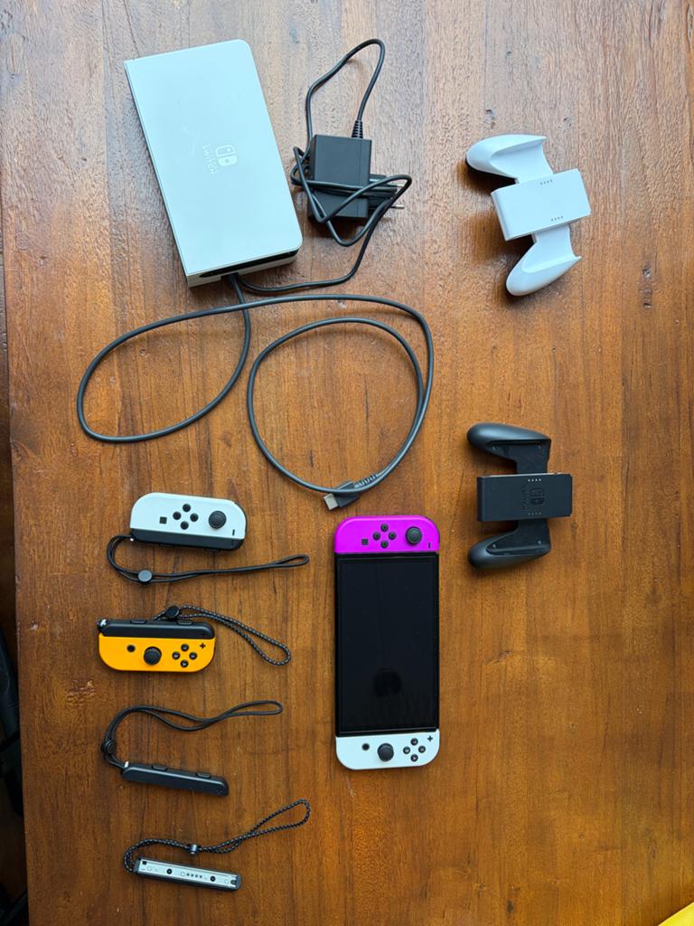 Nintendo Switch OLED Mario Kart 8 Deluxe + 4 controllers, Spelcomputers en Games, Switch OLED, Met games, Ophalen of Verzenden