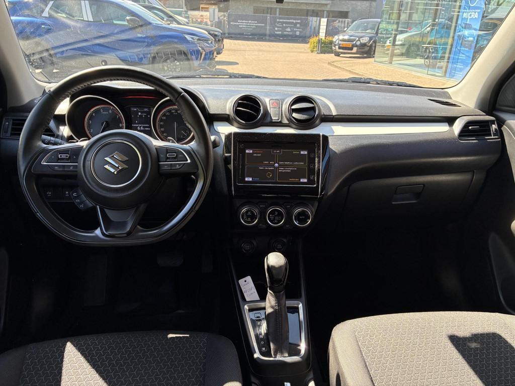 Suzuki Swift 1.0 Stijl Automaat 110PK | Achteruitrijcamera |, Auto's, Stof, Gebruikt, Euro 6, 400 kg