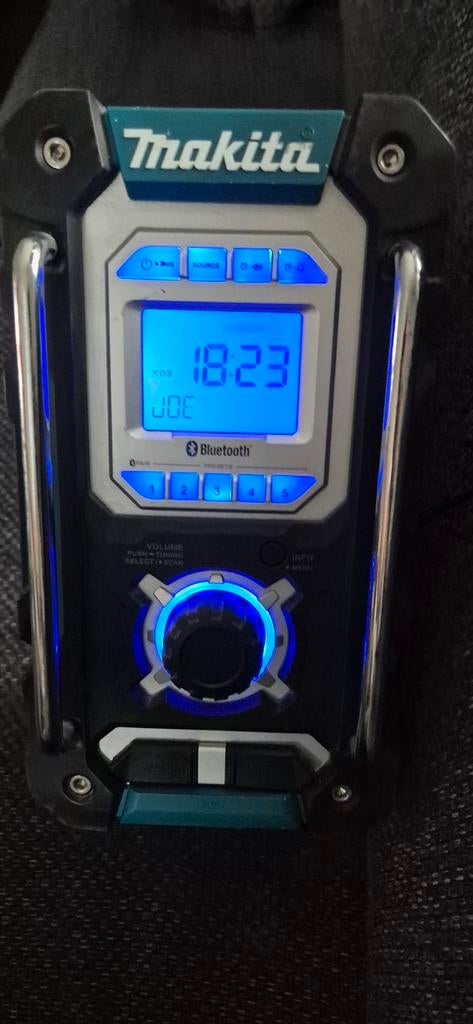 Makita Bouwradio DMR108 - zonder accu met adapter., Ophalen of Verzenden, Gebruikt, Bouwradio