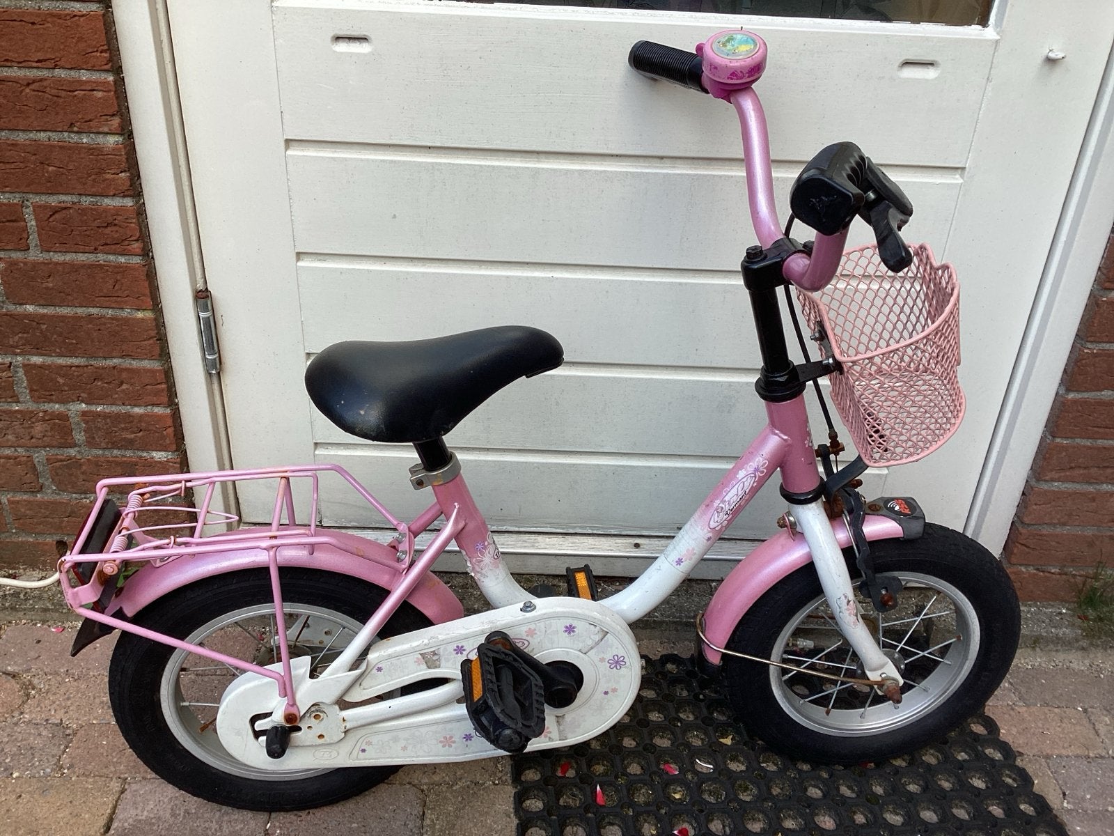Roze kinderfietsje 12 inch met mandje en bagagedrager, Ophalen, Gebruikt, Velgrem, Minder dan 16 inch