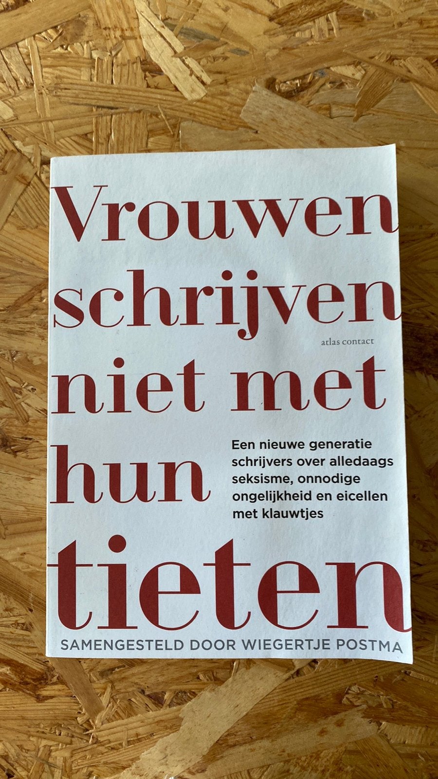 Wiegertje Postma - Vrouwen schrijven niet met hun tieten, Ophalen of Verzenden, Zo goed als nieuw, Wiegertje Postma