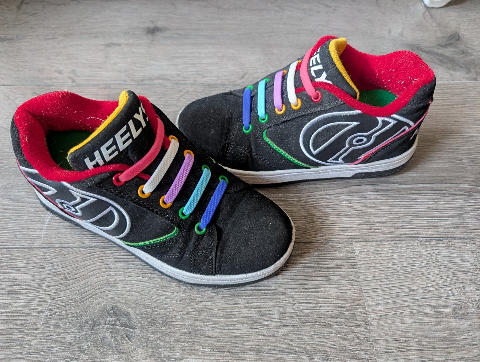 Heelys rolschoenen maat 33 - Zwart met kleurrijke veters, Kinderen en Baby's, Speelgoed | Buiten | Rolschaatsen, Gebruikt, Kinderen
