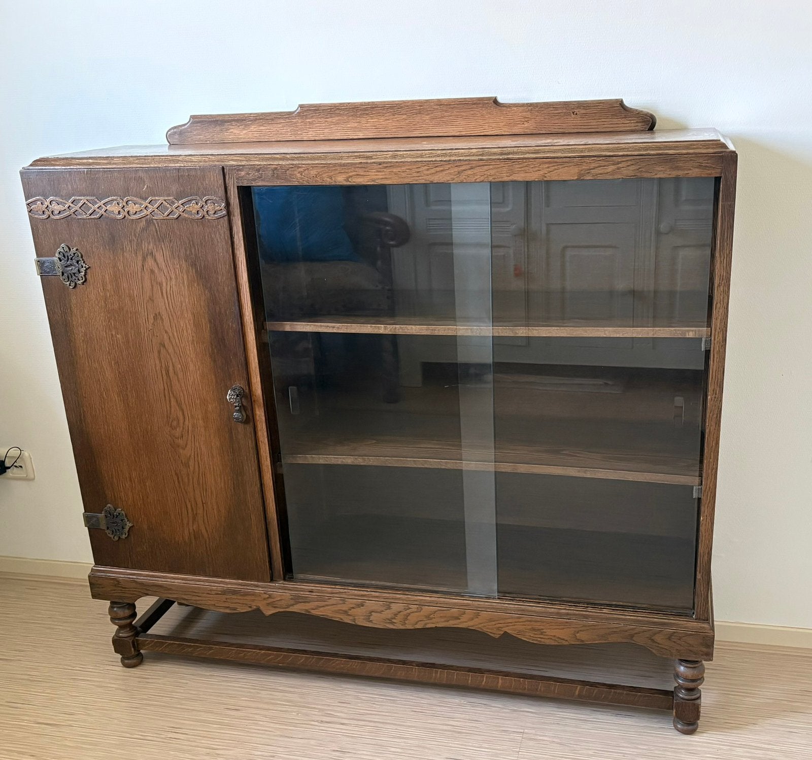 Kastje / dressoir hout met glazen deurtjes & mooie details, Ophalen