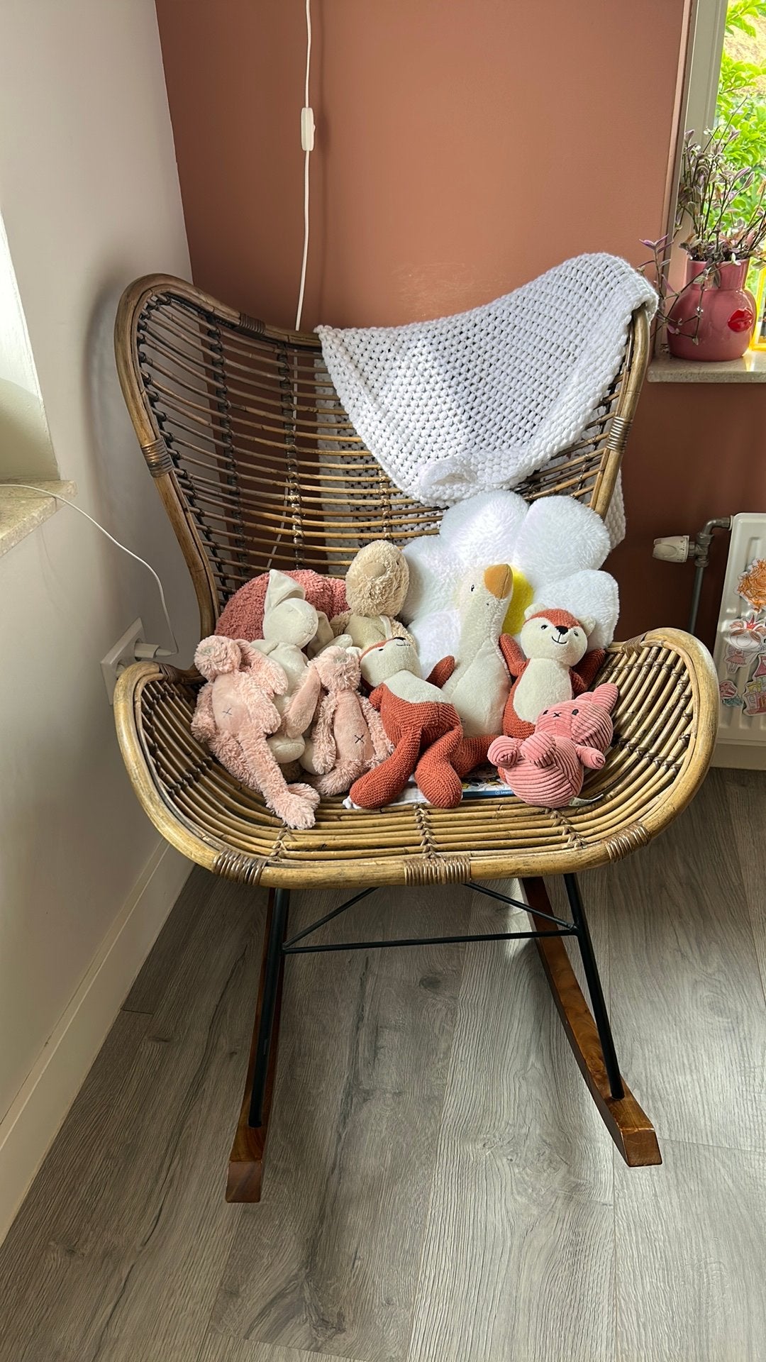 Prachtige rota schommelstoel voot baby kamer, Ophalen, Bruin, Riet of Rotan, Zo goed als nieuw