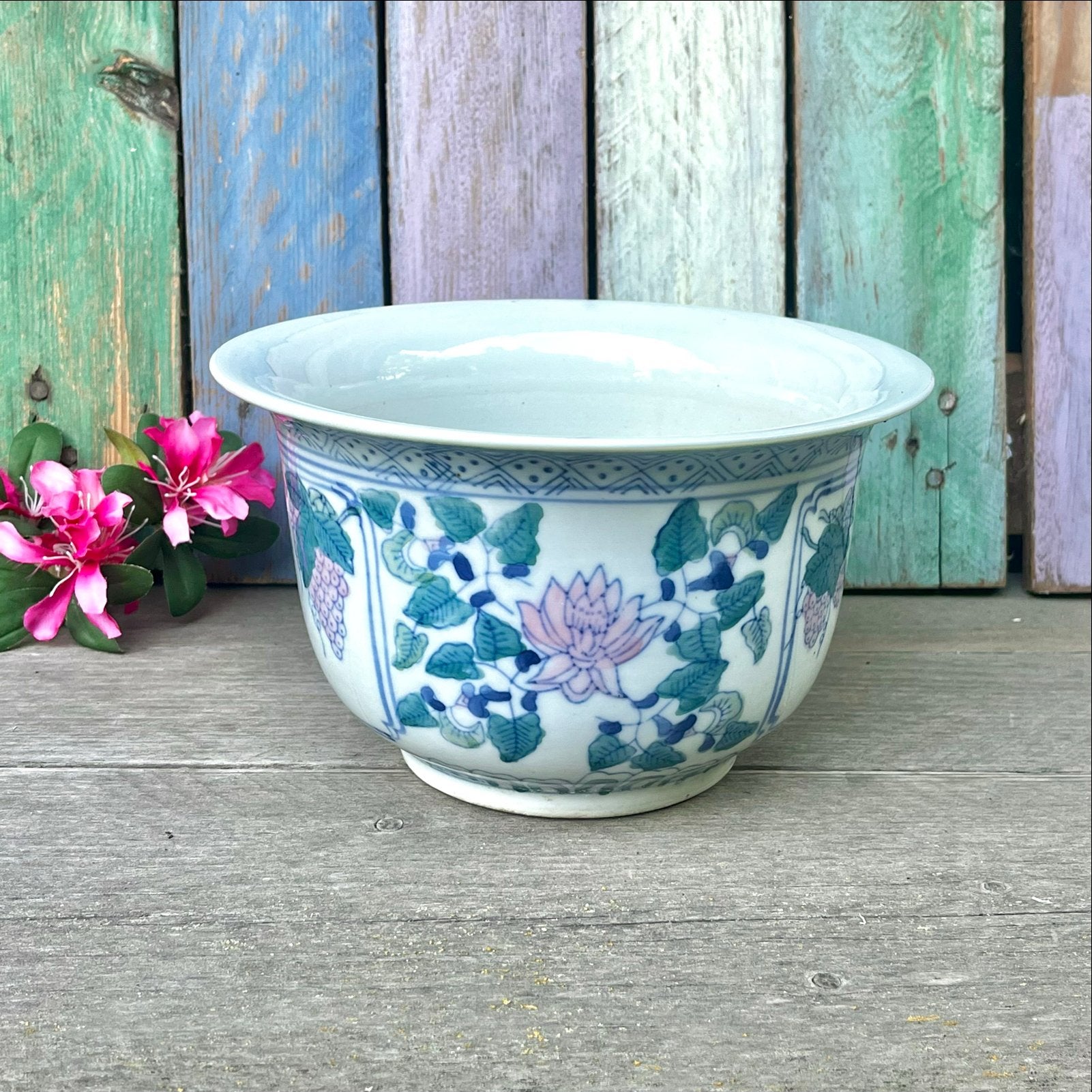 Chinese bloempot met lotus bloemen en druivenmotief Chinees, Overige materialen, Gebruikt, Rond, Ophalen of Verzenden