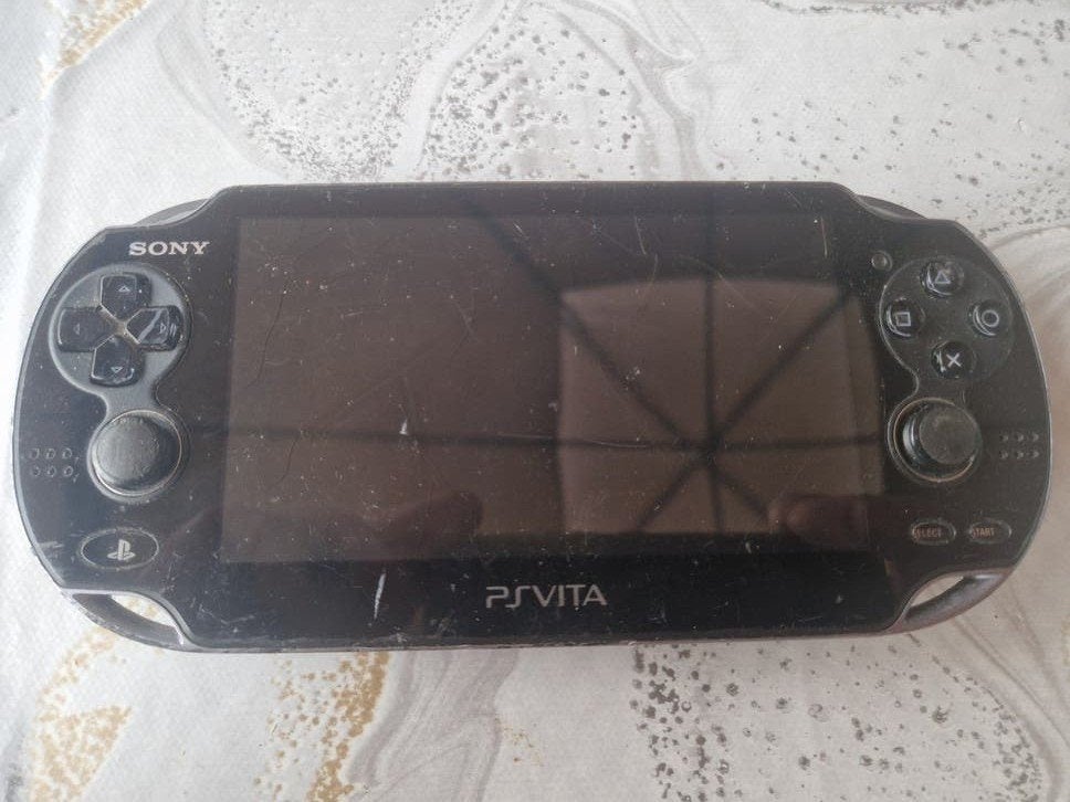 Ps vita defect  gaat niet aan En scherm stuk zie foto's, Spelcomputers en Games, Spelcomputers | Sony PSP, Ophalen of Verzenden