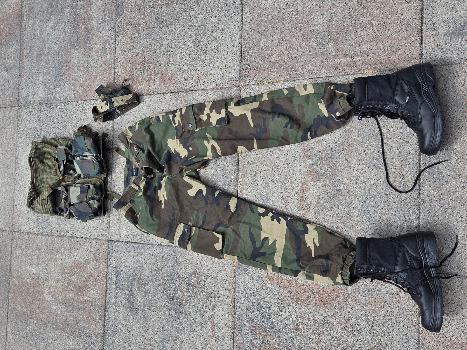 Leger kleding set: broek, vest en schoenen, Ophalen of Verzenden, Overige soorten, Overige gebieden, Kleding of Schoenen
