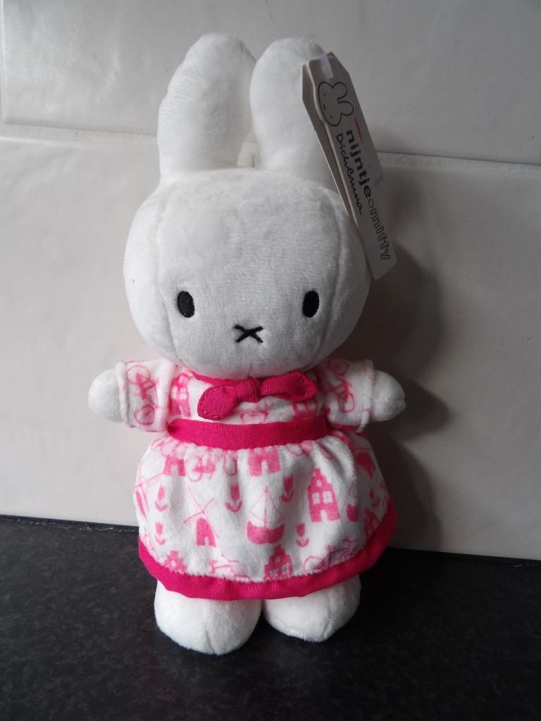 Nieuw met kaartjes Nijntje knuffel staand Dress Pink 24 cm, Kinderen en Baby's, Nijntje, Ophalen of Verzenden, Wasbaar, Middelgroot (20 tot 80 cm)