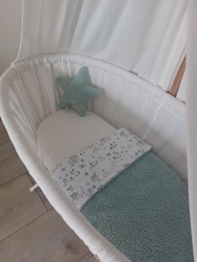 Nieuw gerestaureerd en bekleed rotan wieg., Kinderen en Baby's, Babywiegjes en Ledikanten, Ophalen of Verzenden, Wieg