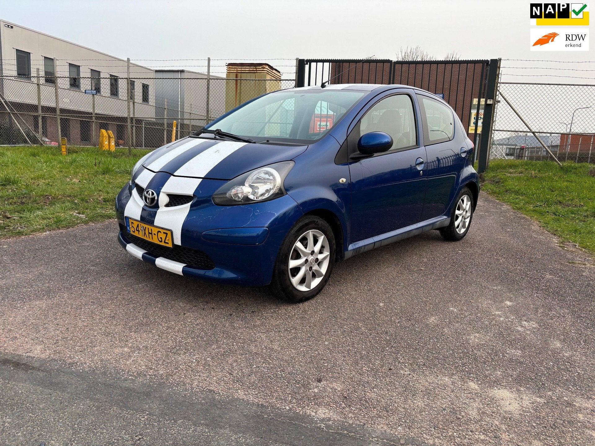 Toyota Aygo 1.0-12V + Airco! apk! Nap!, Voorwielaandrijving, Gebruikt, Zwart, Leder en Stof