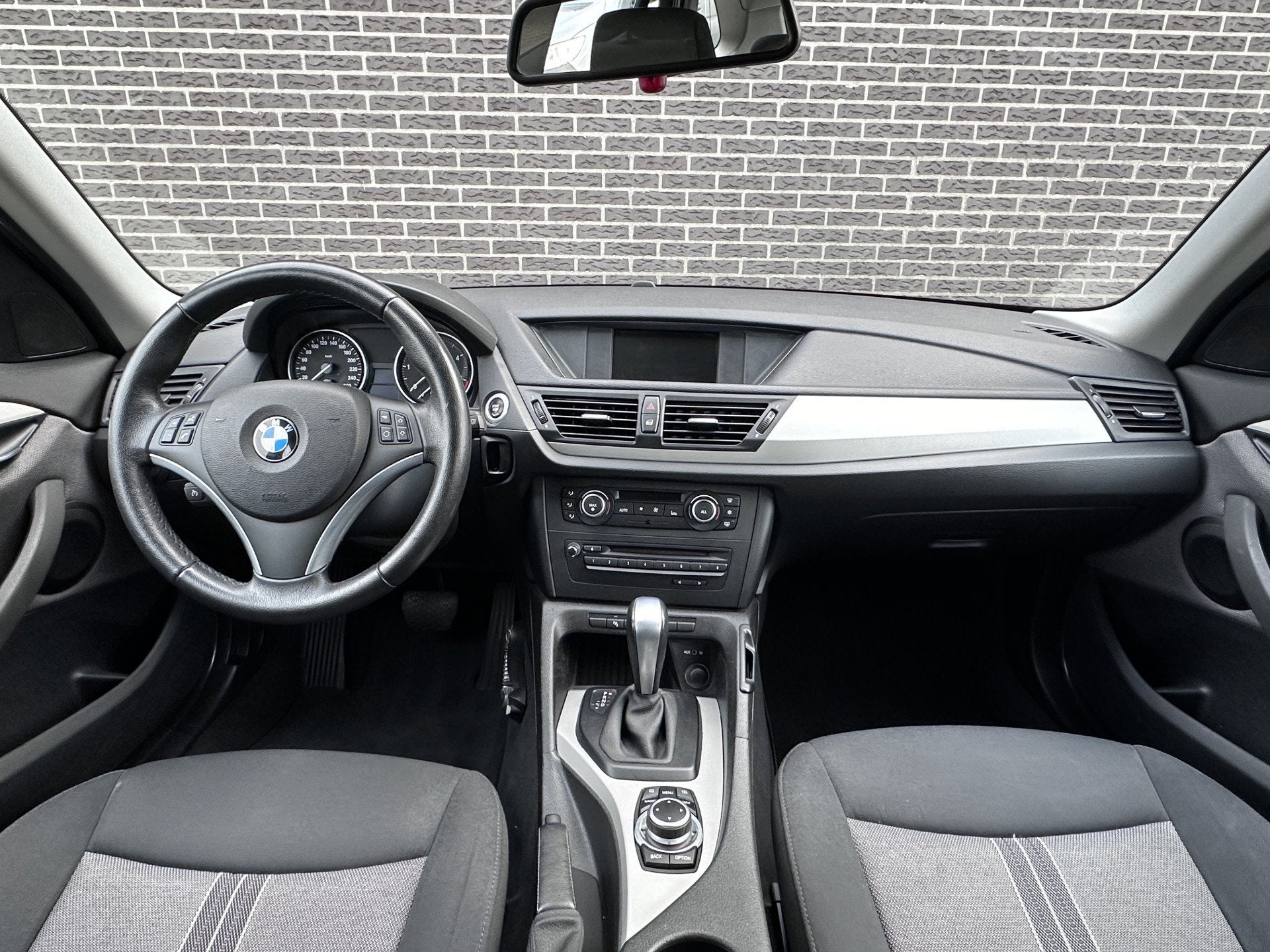BMW X1 sDrive18d Executive | Navigatie | Eerste eigenaar | D, Auto's, Origineel Nederlands, Diesel, Grijs, 1470 kg