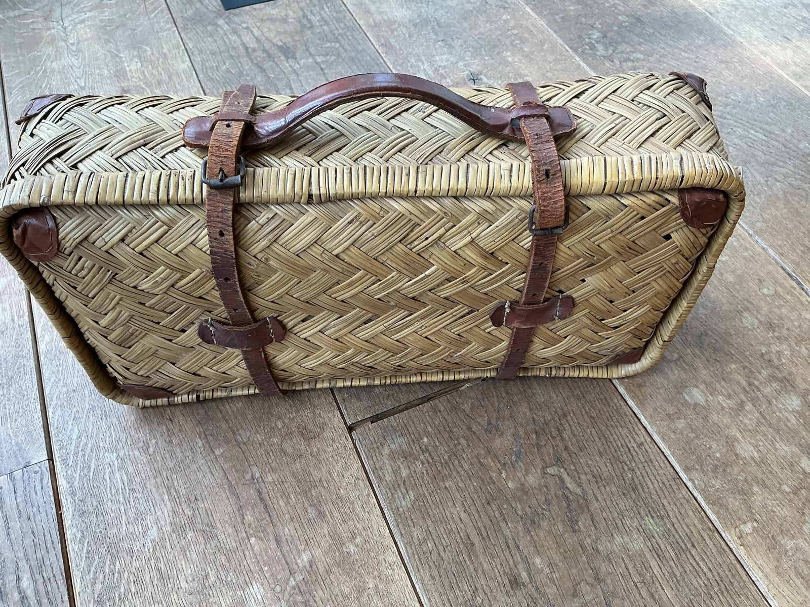 Vintage rieten koffer / valies met leren riemen, Sieraden, Tassen en Uiterlijk, Koffers, Overige materialen, Gebruikt, Minder dan 50 cm