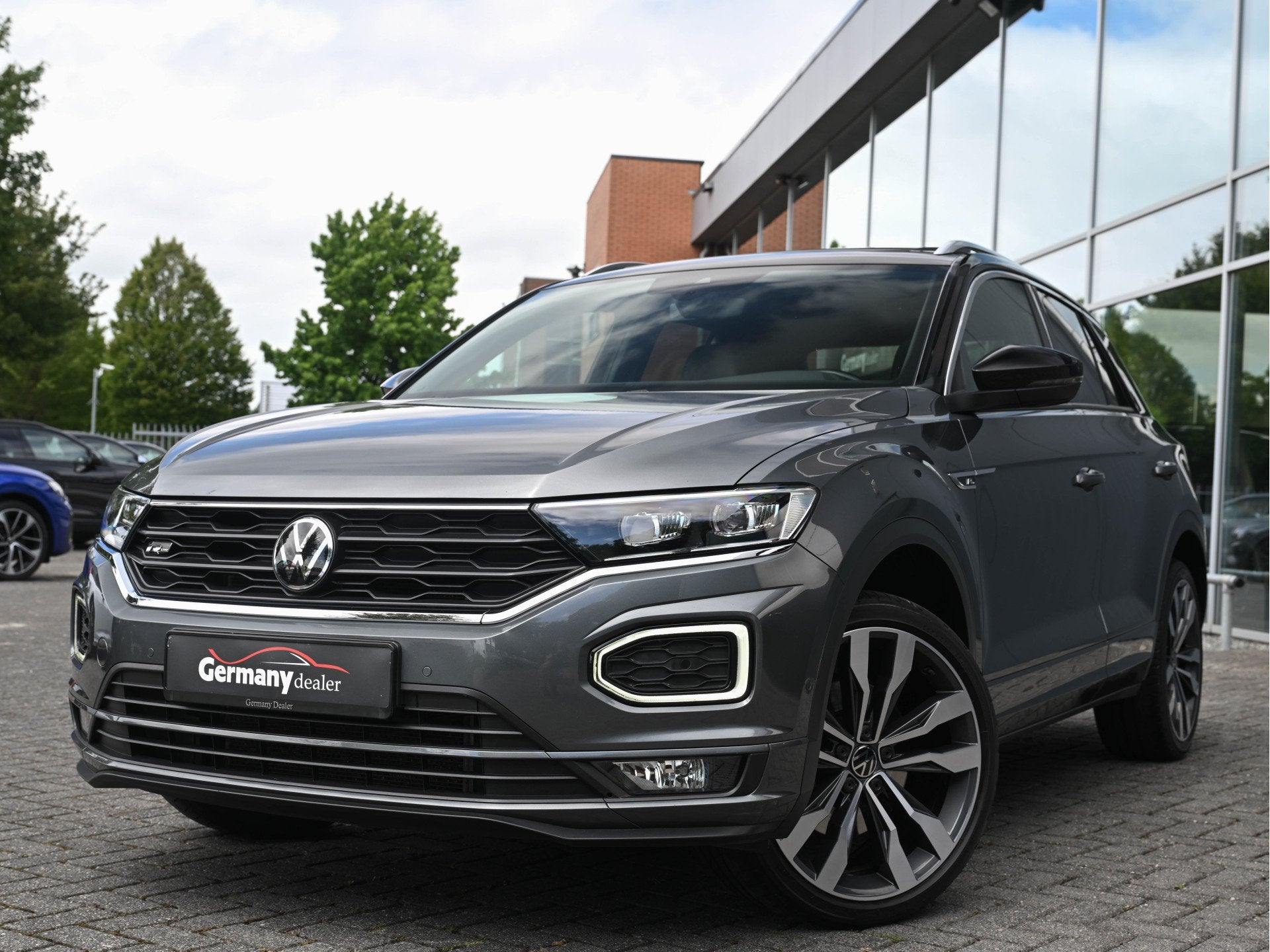 Volkswagen T-Roc 1.5TSI 150pk R-Line Pano Trekh LED 19-Inch, Auto's, Volkswagen, 4 cilinders, Bedrijf, Grijs, Zilver of Grijs