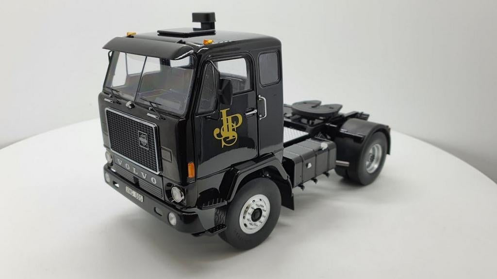 Volvo F88 John Player Special zwart 1:18, Hobby en Vrije tijd, Modelauto's | 1:18, Ophalen of Verzenden, Nieuw, Overige merken
