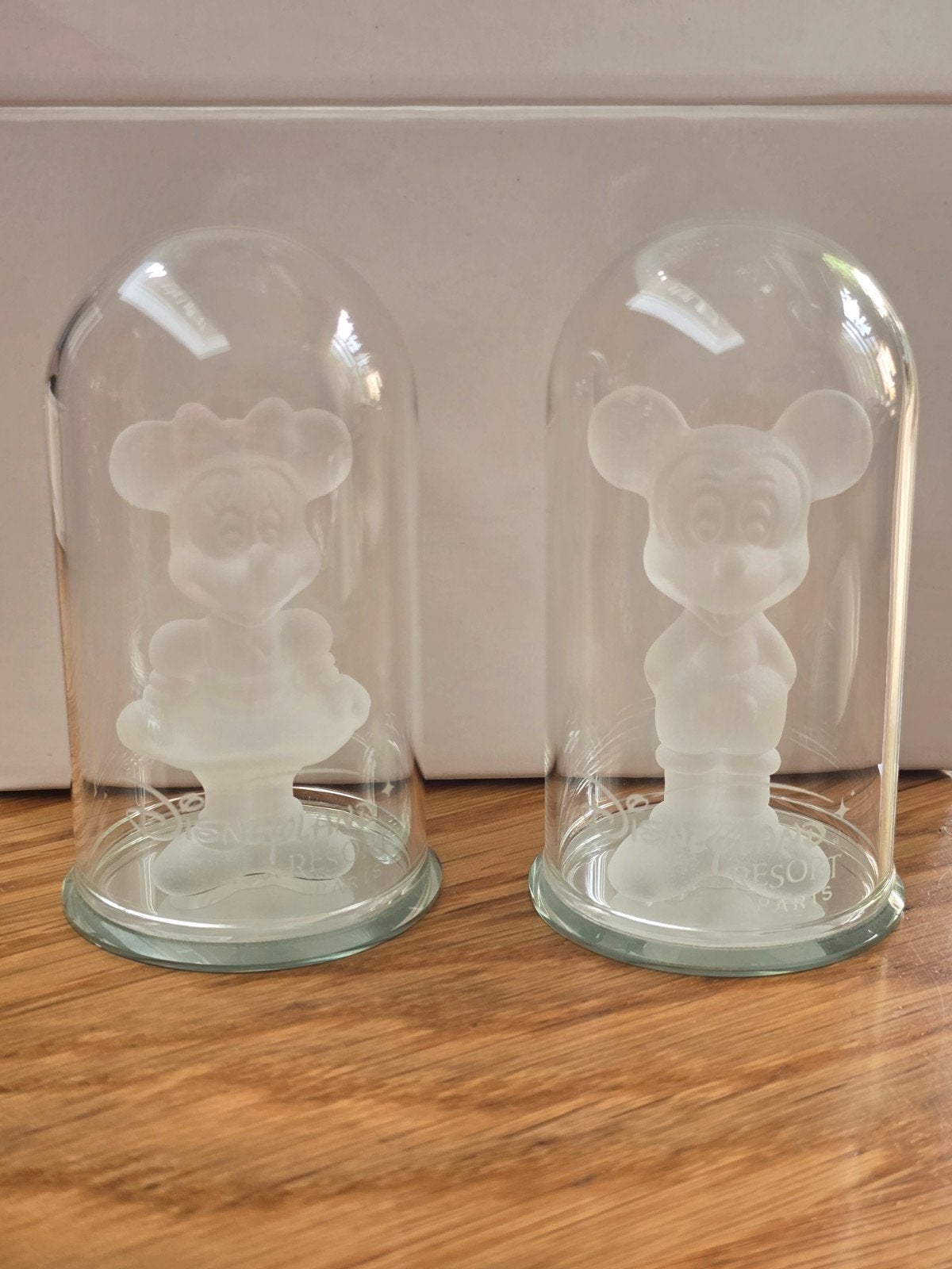Disney Mickey&Minnie Mouse glazen beeldjes Disneyland Parijs, Ophalen of Verzenden, Mickey Mouse, Zo goed als nieuw, Beeldje of Figuurtje