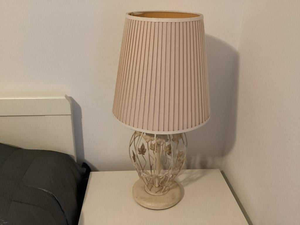 Elegante tafellamp met geplooide kap en metalen voet, Huis en Inrichting, Ophalen of Verzenden, Zo goed als nieuw, Rond