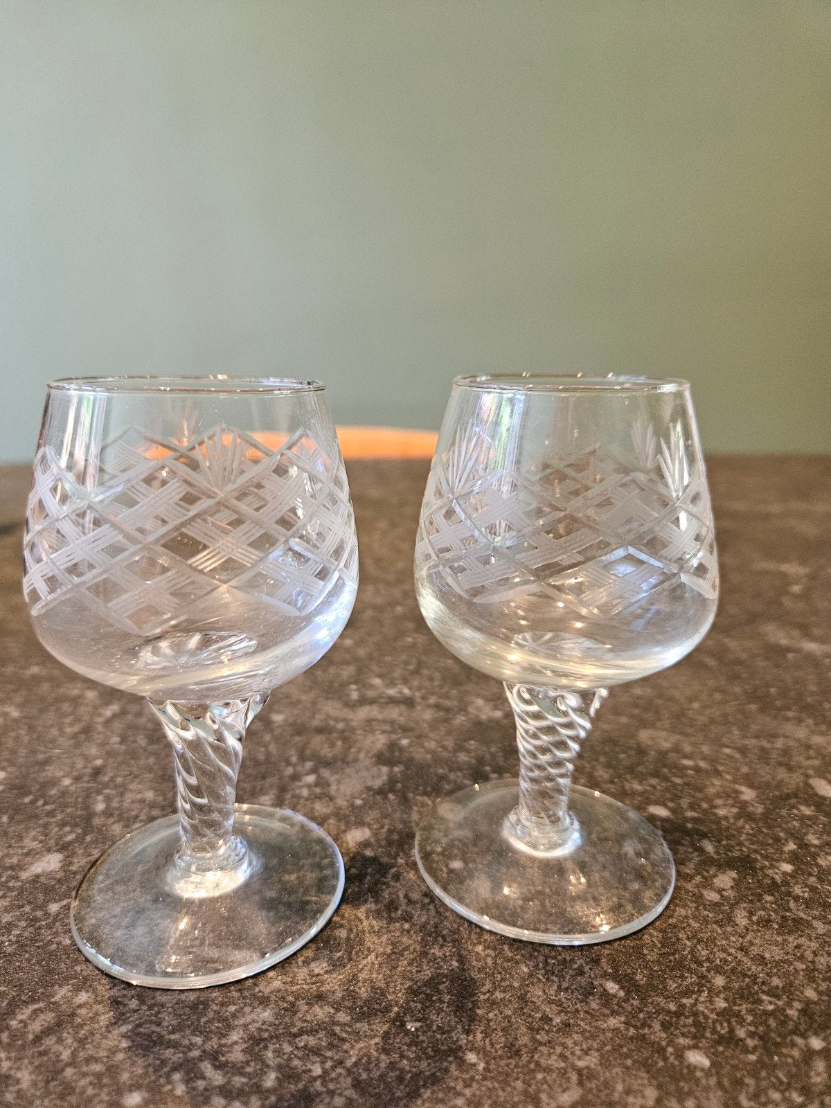 2 Antieke Kristallen Cognac Glazen met Gedraaide Steel, Ophalen of Verzenden