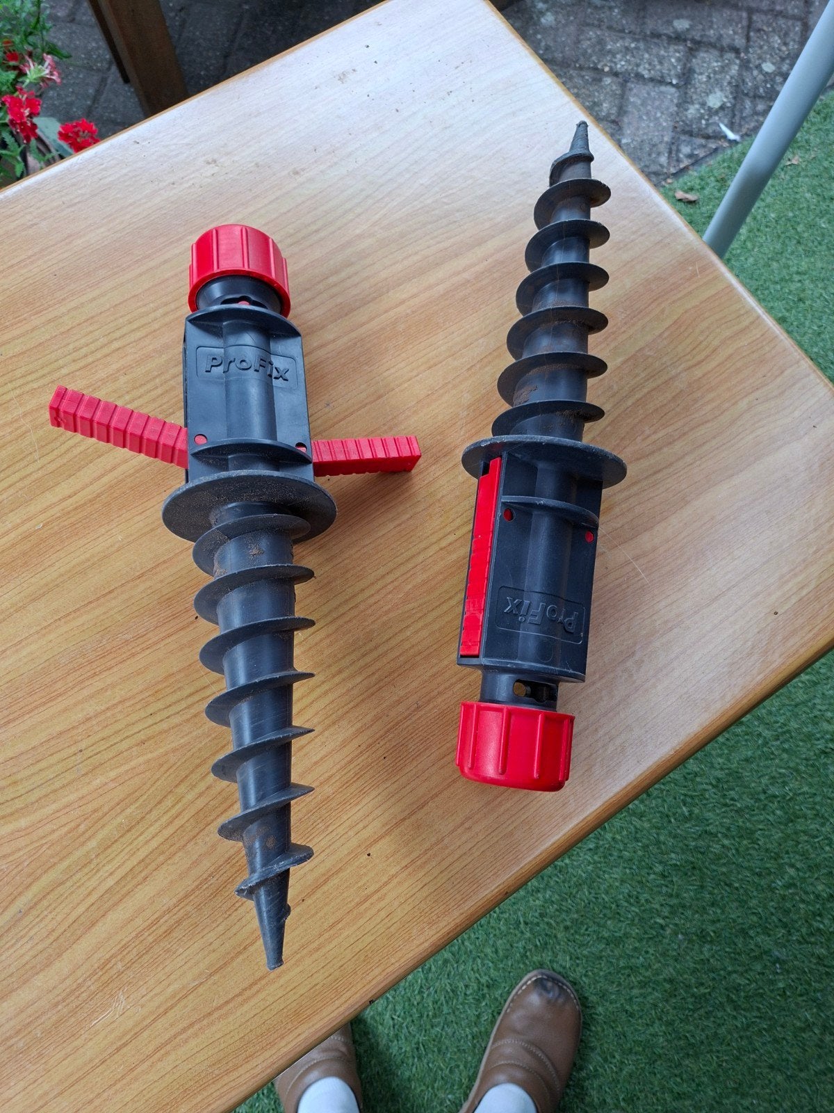 Kunststof parasolhouders met handgrepen voor in de grond, Tuin en Terras, Ophalen of Verzenden, Gebruikt, Parasolvoet