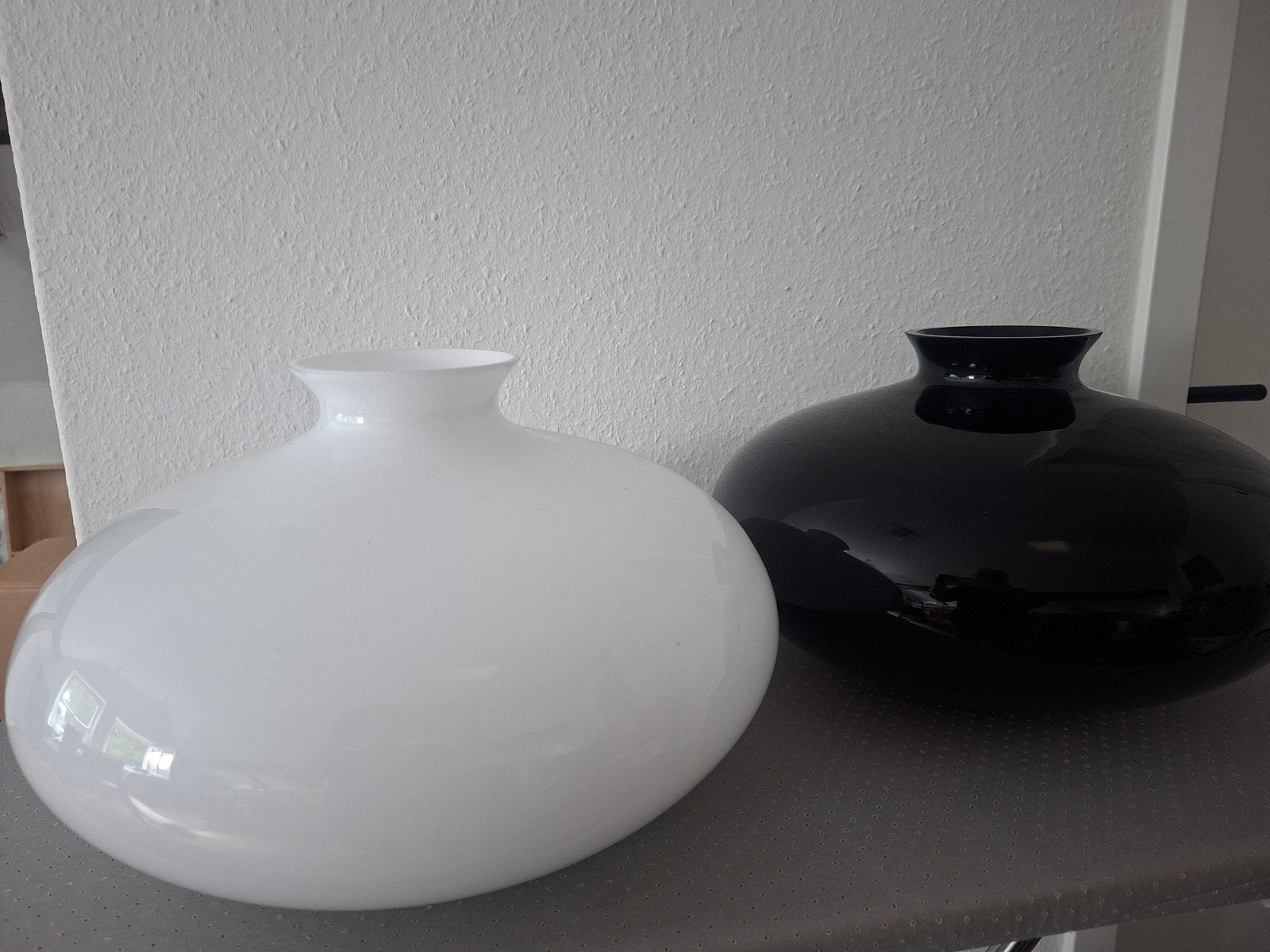 Set van 2 grote glazen vazen - zwart en wit, Huis en Inrichting, Woonaccessoires | Vazen, Ophalen of Verzenden, Zo goed als nieuw
