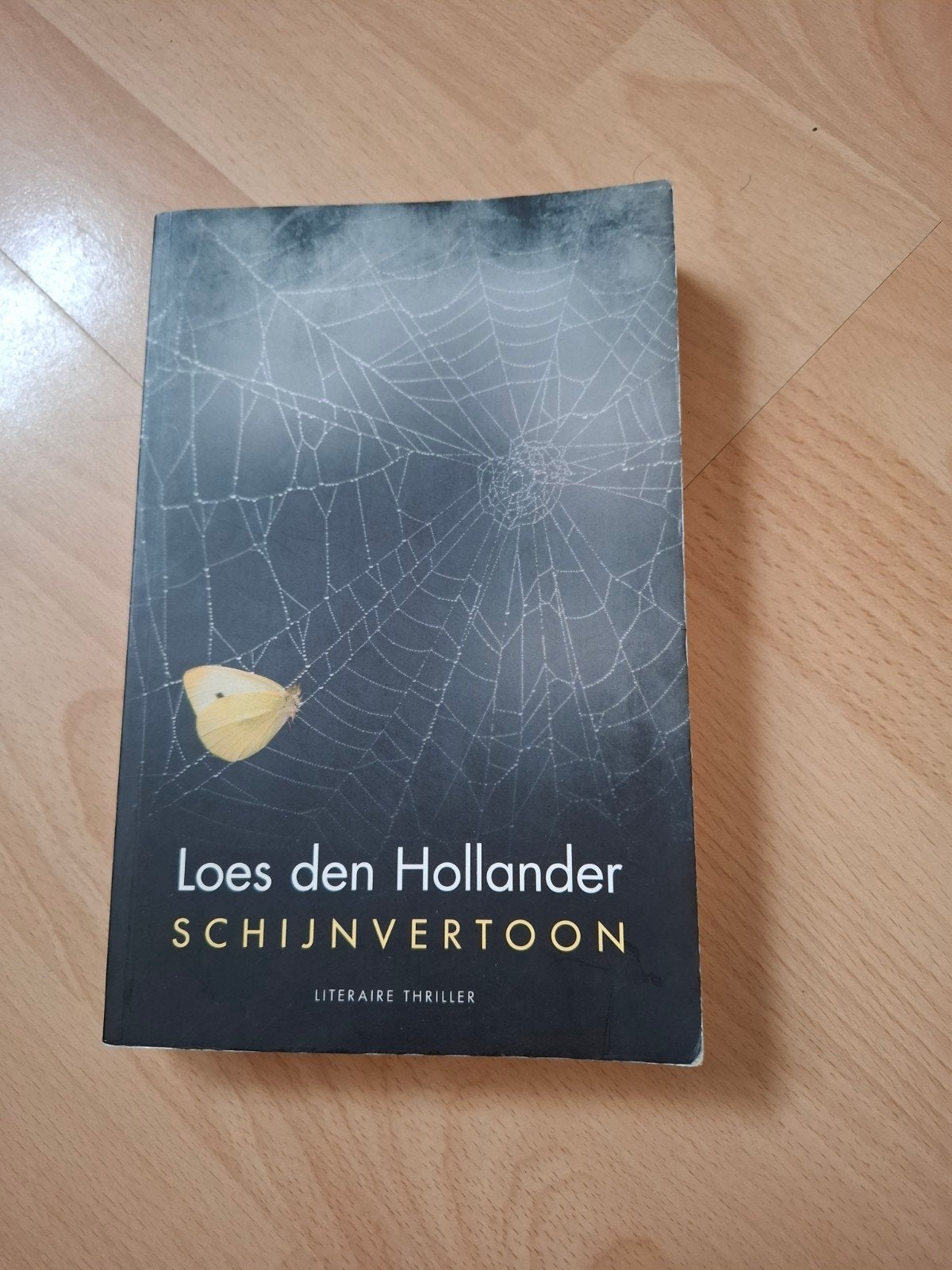 Loes den Hollander Schijnvertoning, Ophalen of Verzenden, Zo goed als nieuw