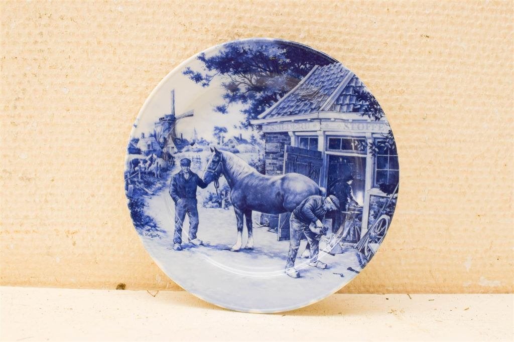 Delft Blauw porseleinen wandbord prent van paard bij de hoef, Ophalen of Verzenden, Gebruikt
