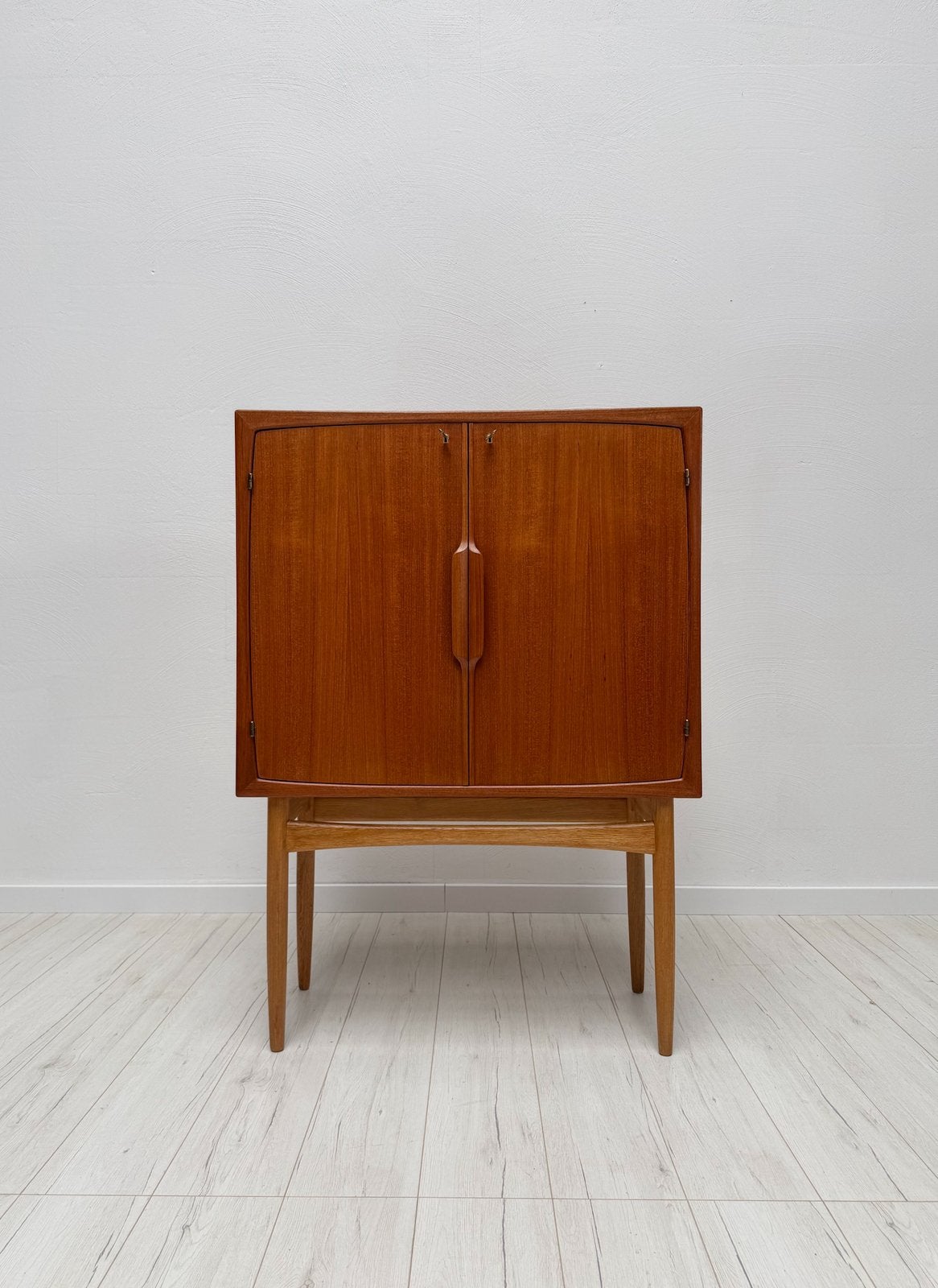 Torbjørn Afdal Bacchus Vintage Deens Teak Barkast Jaren 50, Teakhout, Zo goed als nieuw, 25 tot 50 cm, Met deur(en)