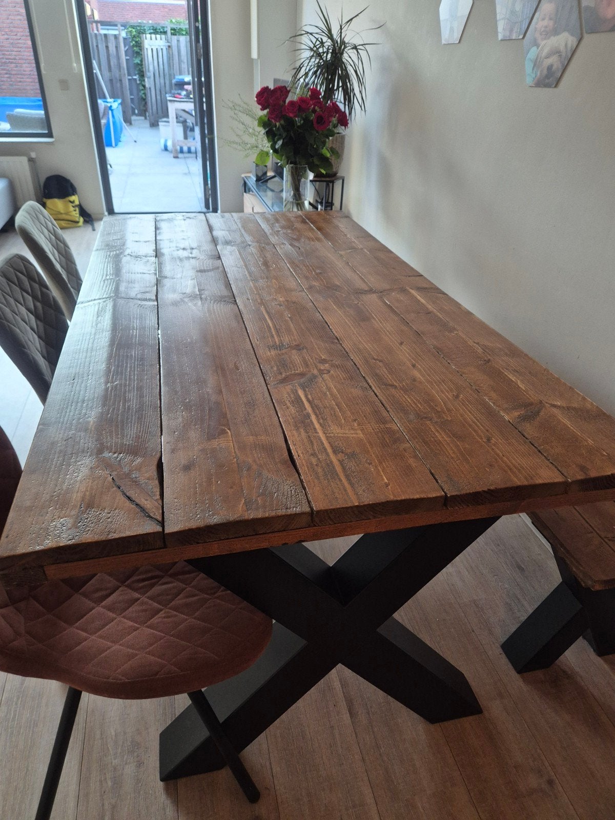 Robuuste houten eettafel met X-poten en bijpassende bank, Overige houtsoorten, Gebruikt, 100 tot 150 cm, Industrieel, Landelijk