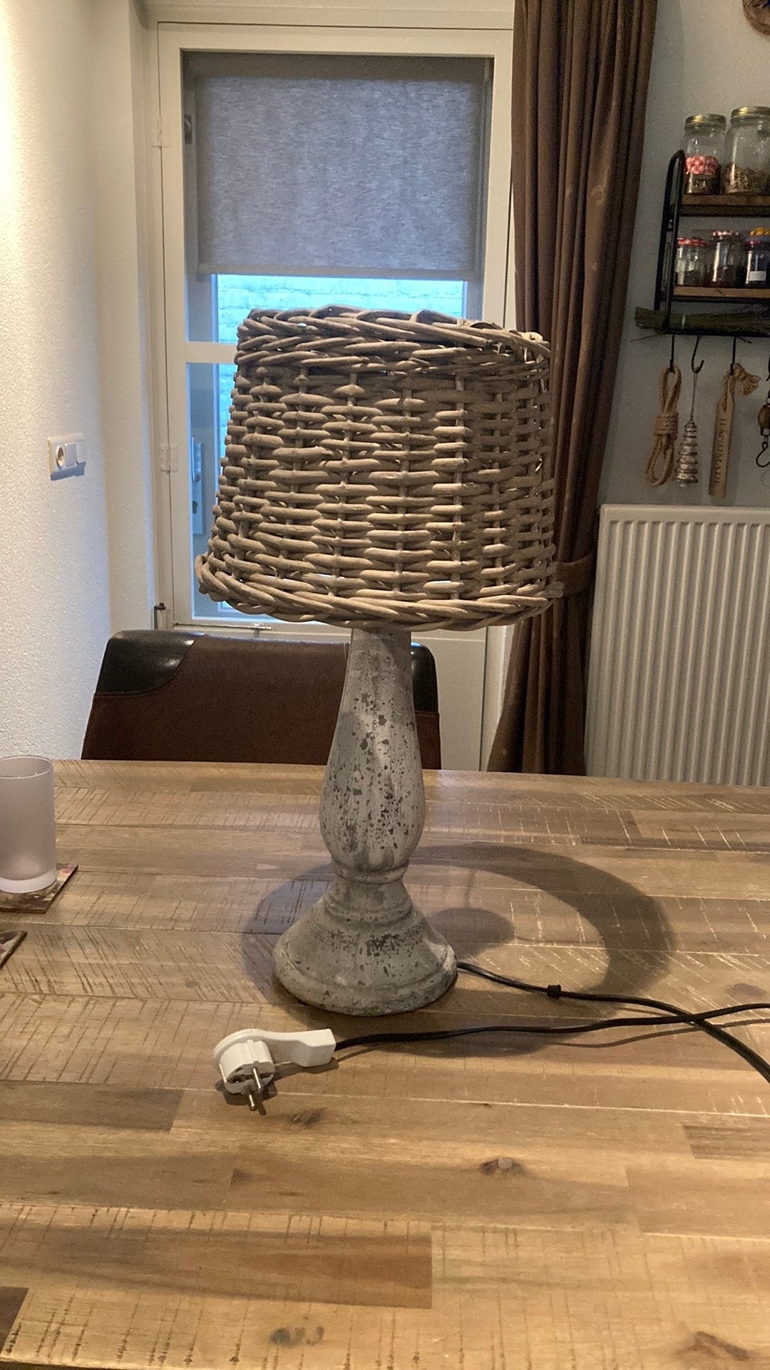 Schemerlamp betonnen voet met rieten kap, Huis en Inrichting, Lampen | Tafellampen, Ophalen, 50 tot 75 cm