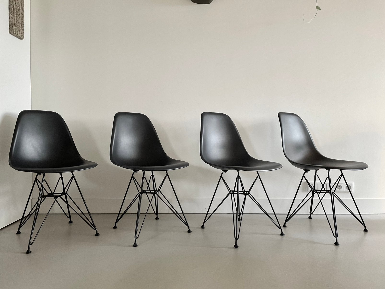 4x Vitra Eames stoelen zwart dsr zwart, Vitra, Zwart, Ophalen of Verzenden, Zo goed als nieuw