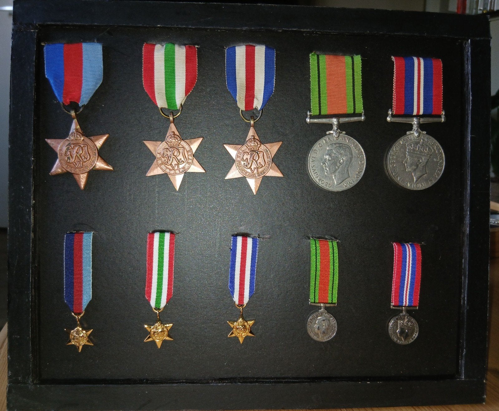 Oude fotolijst met Engelse WO2 Medailles, Verzamelen, Ophalen of Verzenden, Landmacht, Engeland, Lintje, Medaille of Wings