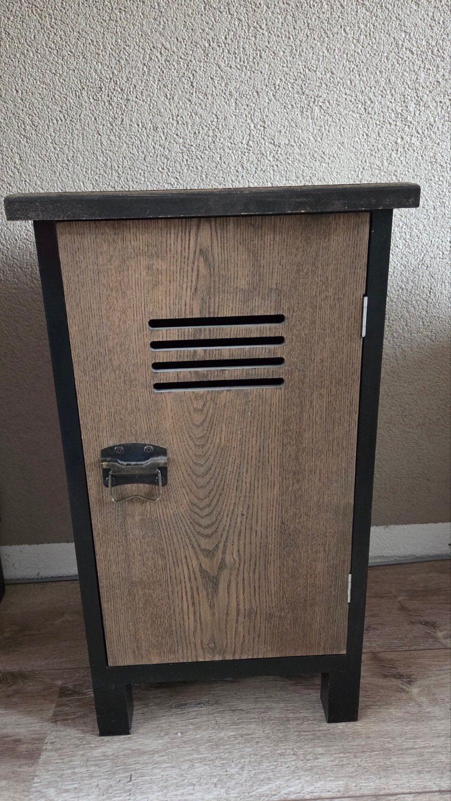 Nachtkastje / Bijzettafel met locker-look, Ophalen