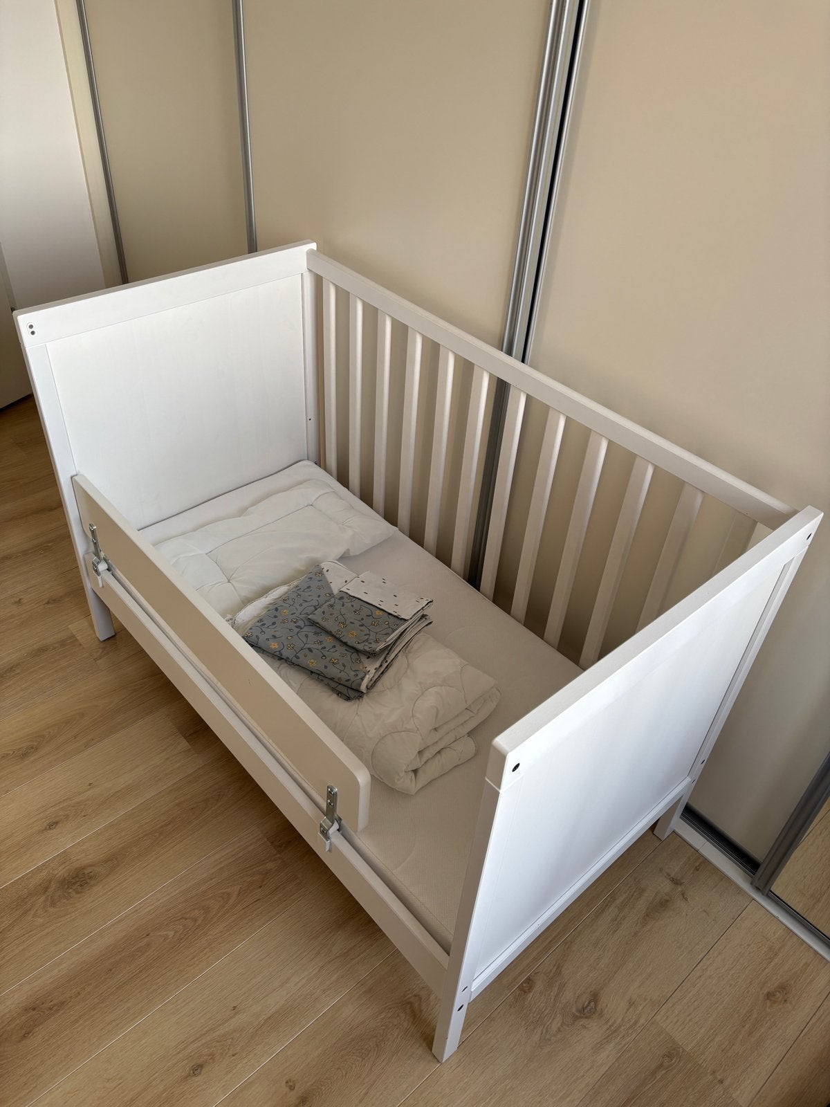 Complete set: Sundvik ledikant, matras, zijsteun, beddengoed, Ophalen, Zo goed als nieuw, Minder dan 140 cm, Matras